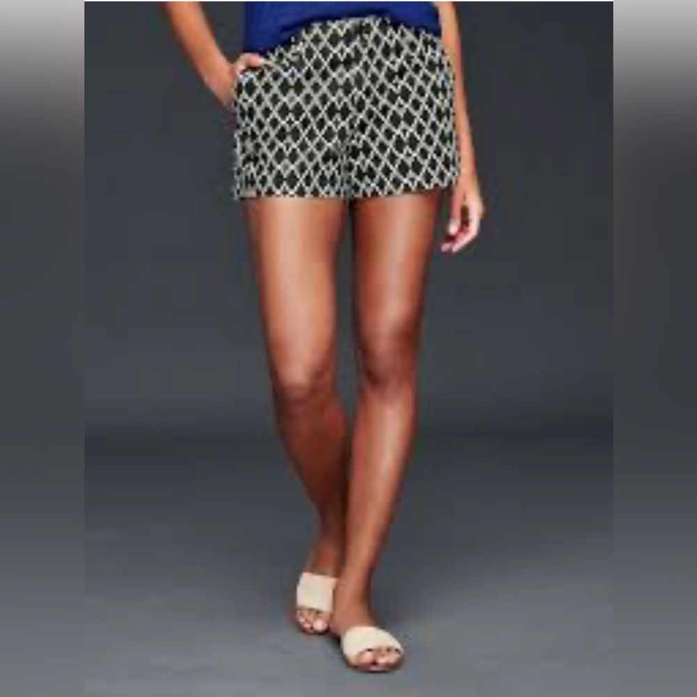 Gap women’s size 12 R shorts with front and back pockets,‎ black and white print